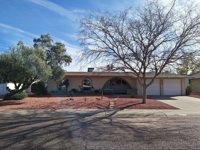 Building Photo - 3807 E Poinsettia Dr