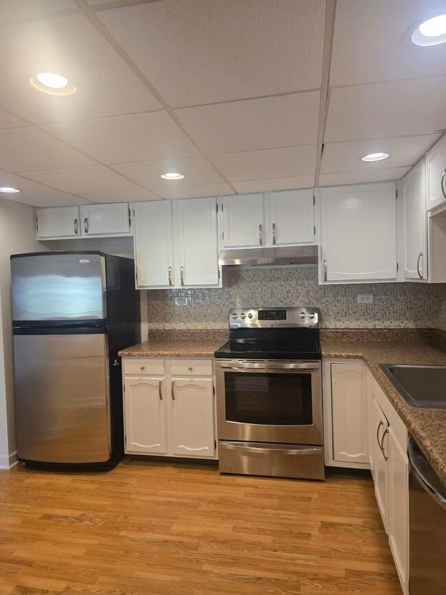Building Photo - 450 Plum Creek Dr