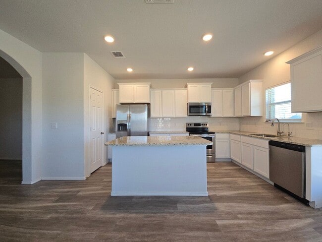 Foto del edificio - NEW IN MANAGEMENT - AVAILABLE NOW!