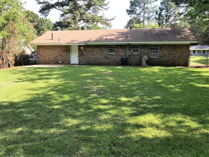 Foto del edificio - Classic Brick Home in Jackson, MS