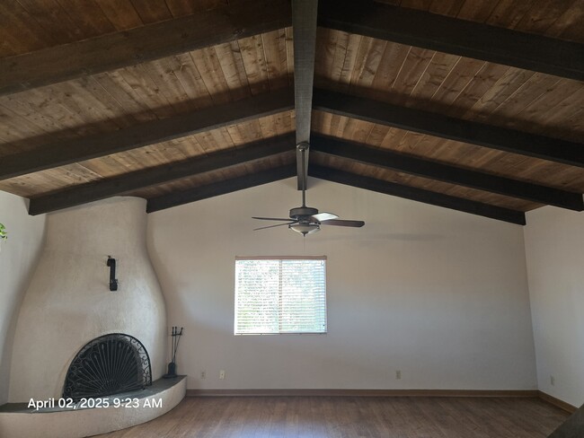 Chimenea Kiva - 5819 Redondo Dr