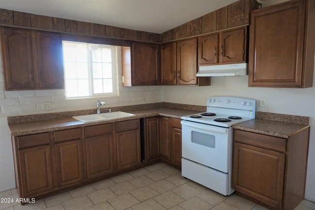 Building Photo - 1052 Chaparral Cir