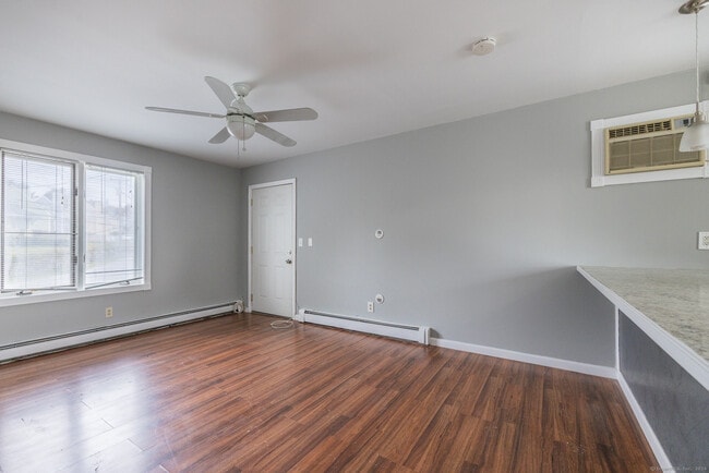 Building Photo - 610 Tunxis Hill Rd