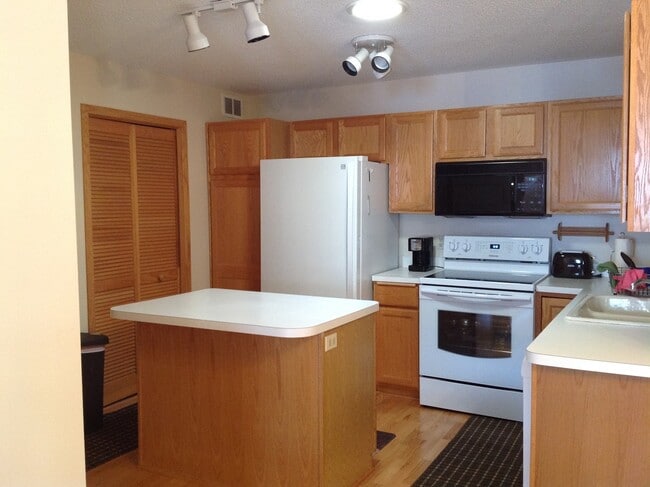 Building Photo - 508 Mission Hills Dr