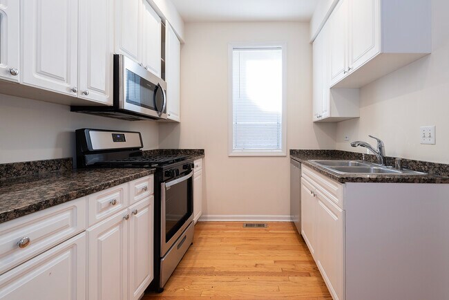 kitchen - 1531 N Paulina St
