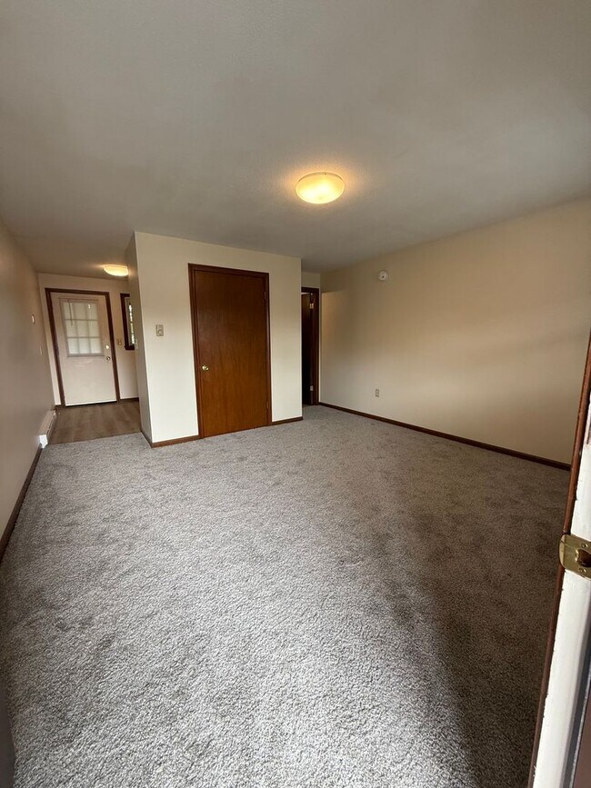 Building Photo - 643 Suffield St