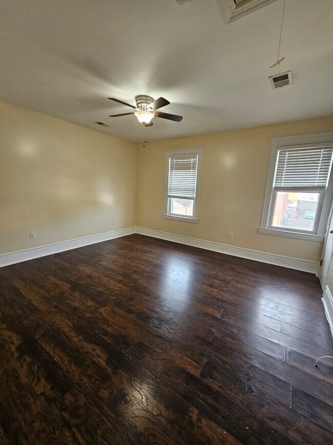Foto del edificio - 240 Copeland Ave