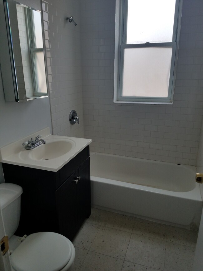 Building Photo - Spacious Studio in Beverly