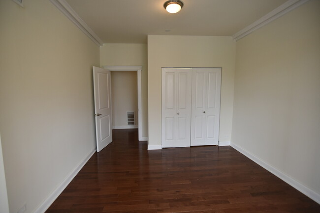 Foto del edificio - 3802 N Pine Grove Ave