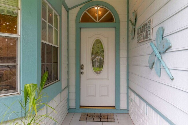 Foto del edificio - This tasteful decorated home features 3 be...