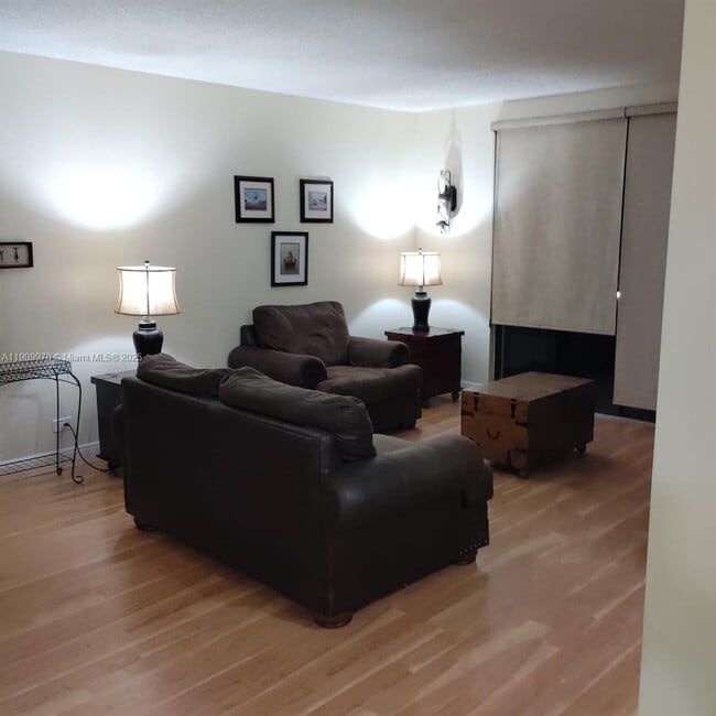 Building Photo - 3760 Inverrary Dr