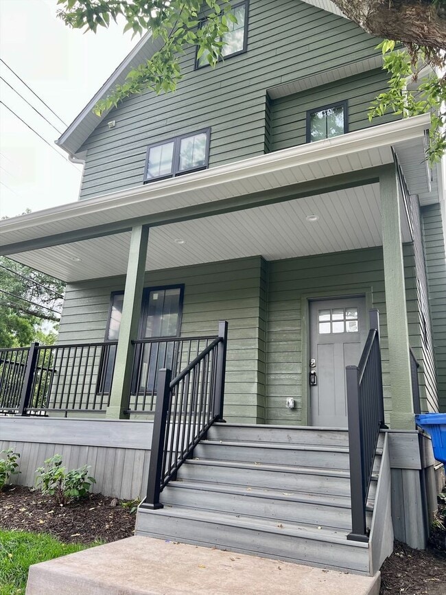 Building Photo - 524 12th Ave SE