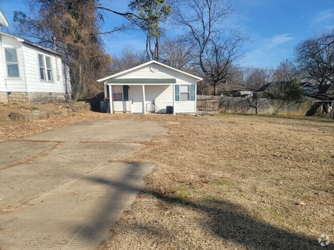 Building Photo - 216 Fayetteville Rd