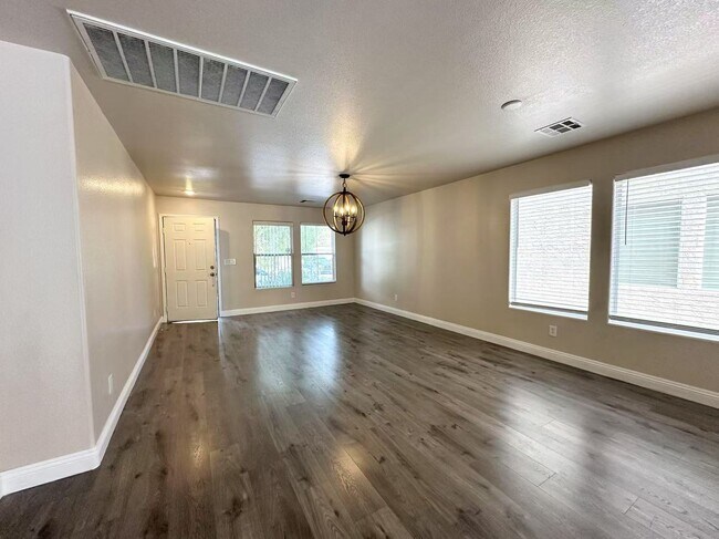 Building Photo - Wonderful 2-story single-family property w...