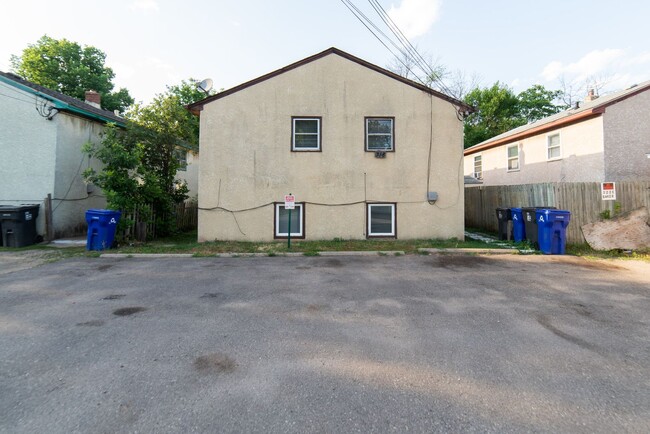 Building Photo - 318 Baker St.