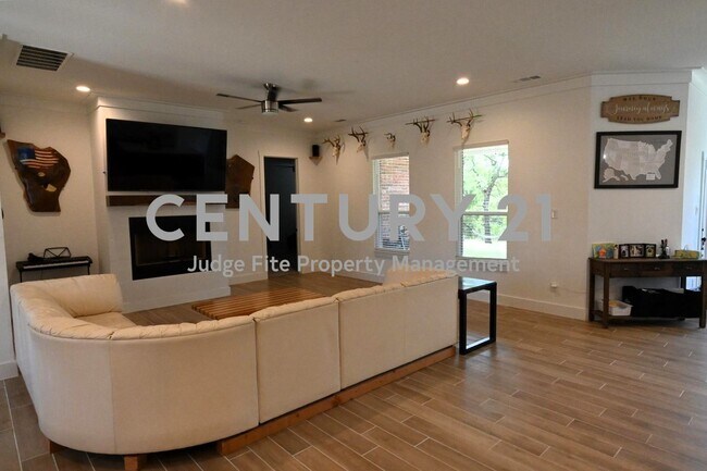 Building Photo - Beautiful 4/2.5/2 Home in Springtown ISD F...
