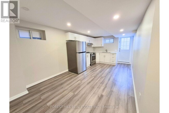 Building Photo - 136 Esther Crescent