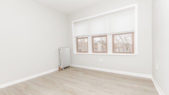 Building Photo - 2722 W Rosemont Ave