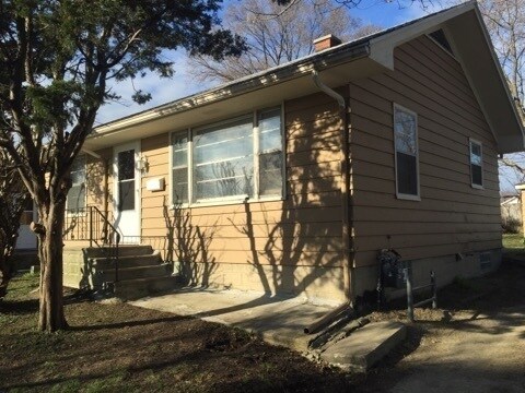 Primary Photo - 2 bd 2 ba home large back yard Joliet