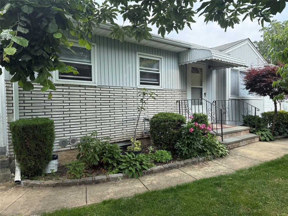 Primary Photo - 11 Holle Pl