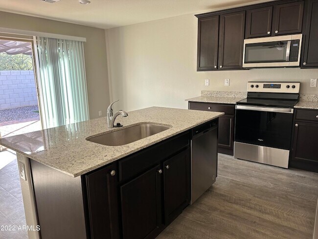 Foto del edificio - 495 W Geib Ave