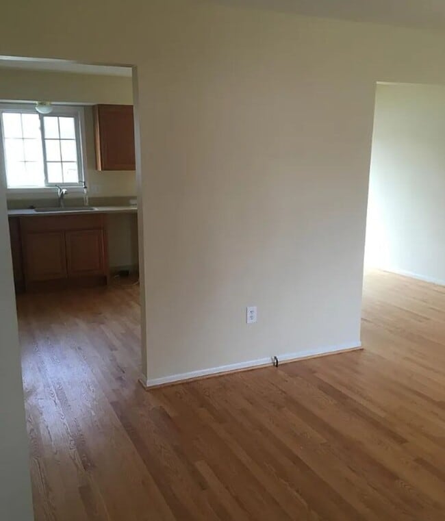 Building Photo - 3 Bedroom Single Family Home