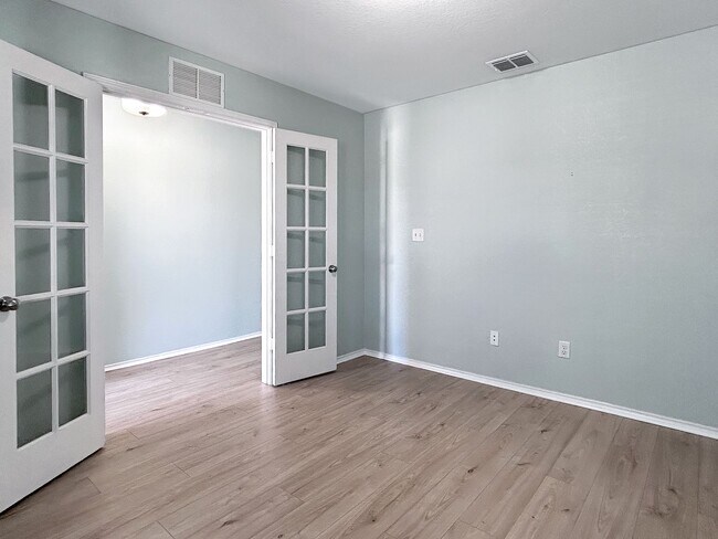 Foto del edificio - Far West Side 3BR Home with Study, Island Kitchen & Covered Patio