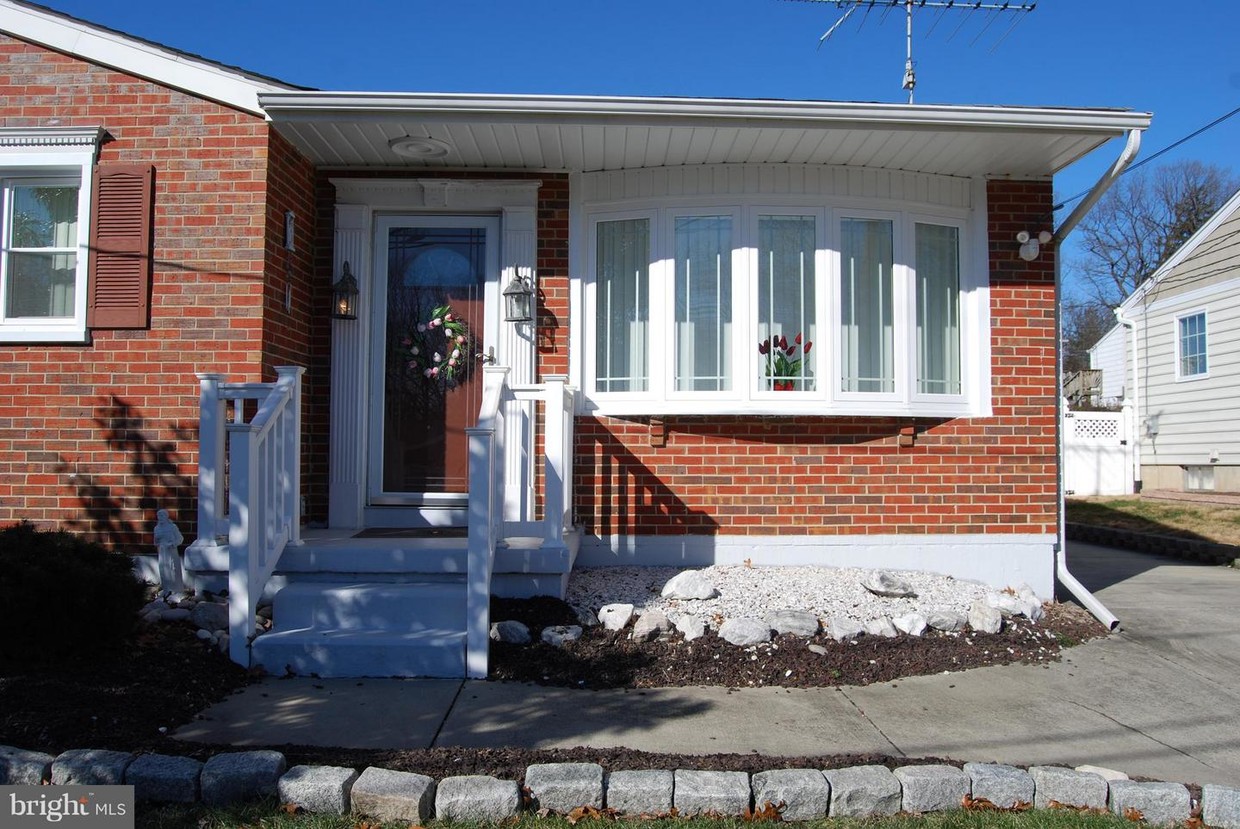 Foto principal - 7904 Riverdale Ave