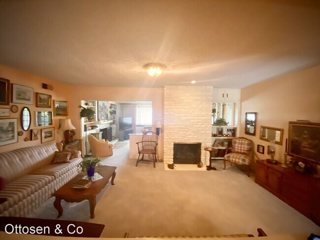 Foto del edificio - 4 br, 2 bath House - 742 E Virginia Ave