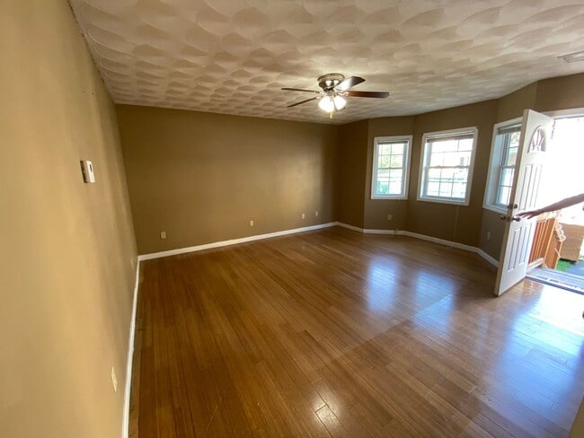 Building Photo - Spacious Newly Constructed  4 Bed 2 Bath T...