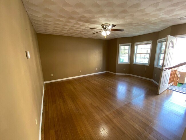 Foto del edificio - Spacious Newly Constructed  4 Bed 2 Bath T...
