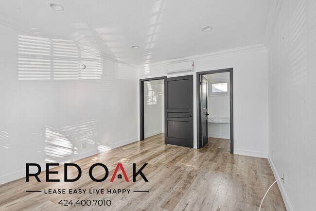 Building Photo - Gorgeous Studio with Contemporary Lighting...