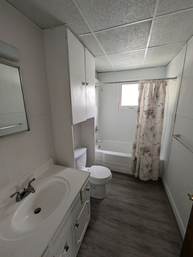 Building Photo - East Syracuse 2 BR close to shopping and h...