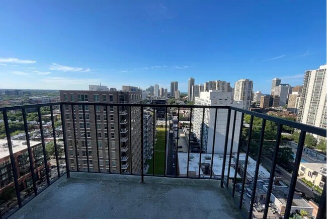 Building Photo - 1212 N La Salle Dr