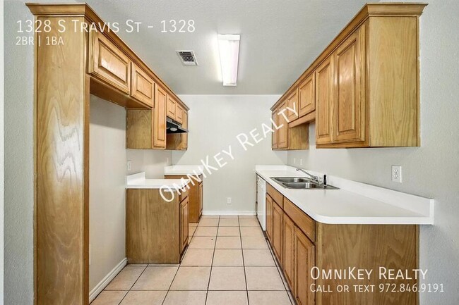 Building Photo - 1328 S Travis St