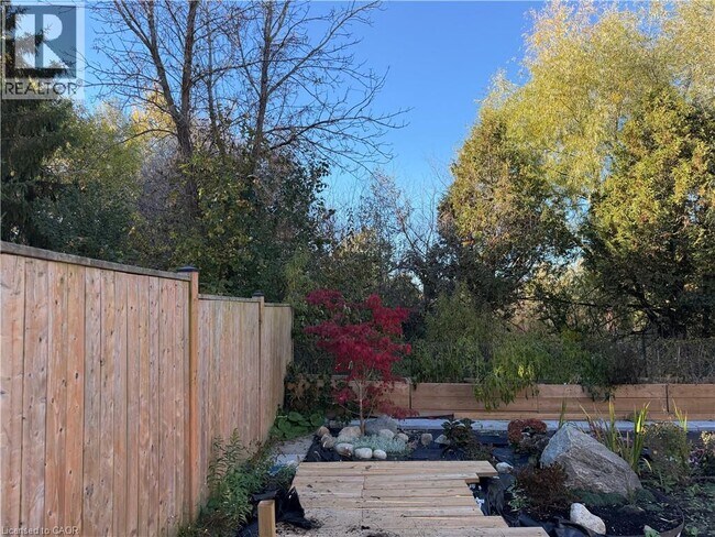 Photo du bâtiment - 425 Old Oak Dr