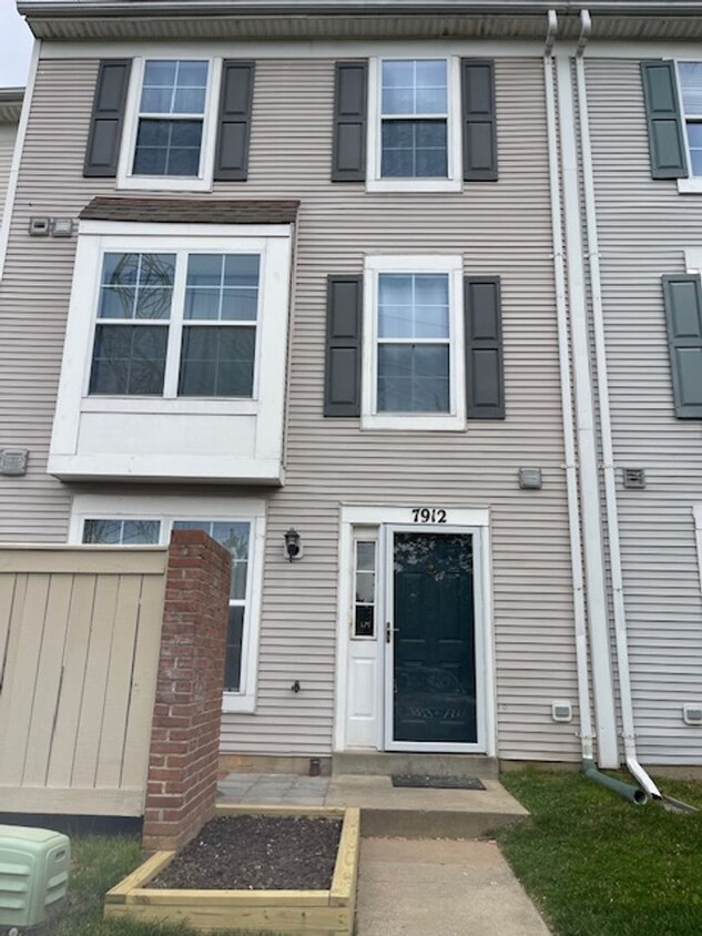 Building Photo - LOVELY 3 LEVEL TOWNHOME