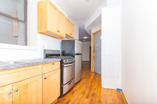 Building Photo - 399 Suydam St