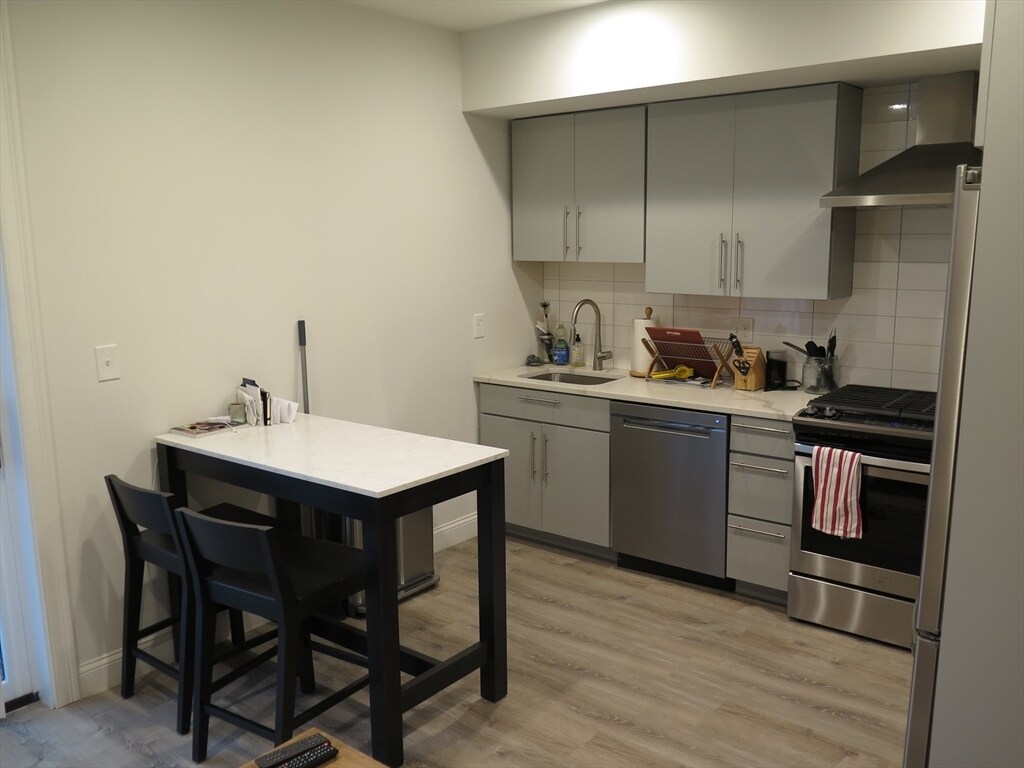 Foto principal - 233 W 3rd St