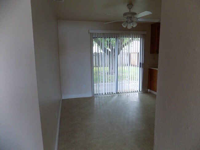 Building Photo - 498 Hintz Ave