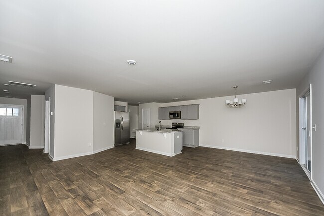 Building Photo - Spacious 3 Bedroom Home with fenced in backyard!