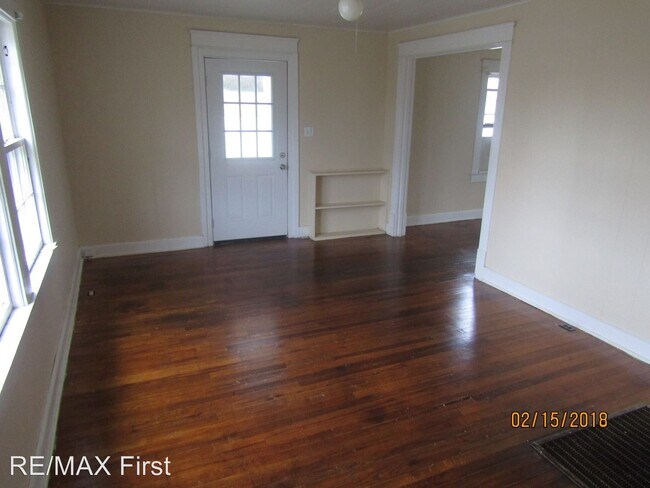 Building Photo - 2 br, 1 bath House - 301 N. Houston St.