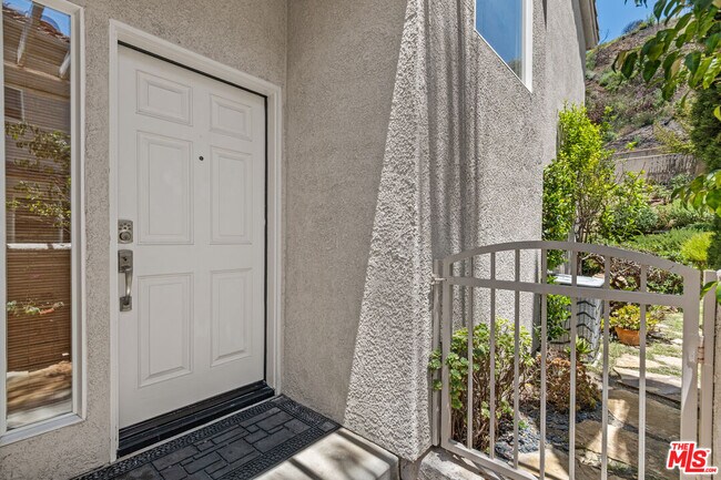 Building Photo - 682 Palisades Dr