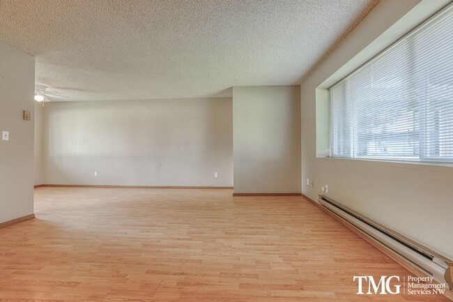 Building Photo - Charming Duplex with Garage Near the Washo...