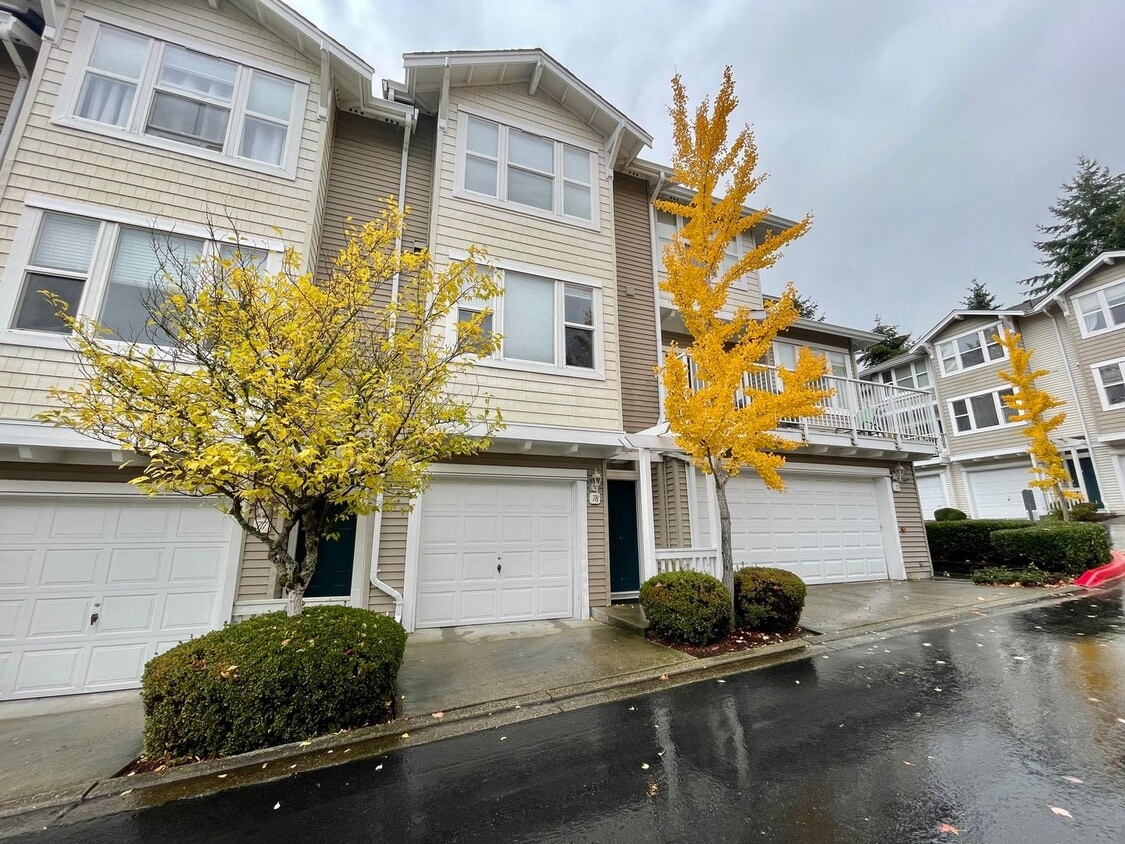 Bellevue Townhome! 2 Bedroom 2.5 Bathroom! *Utilities Included* - Bellevue Townhome! 2 Bedroom 2.5 Bathroom! *Utilities Included*