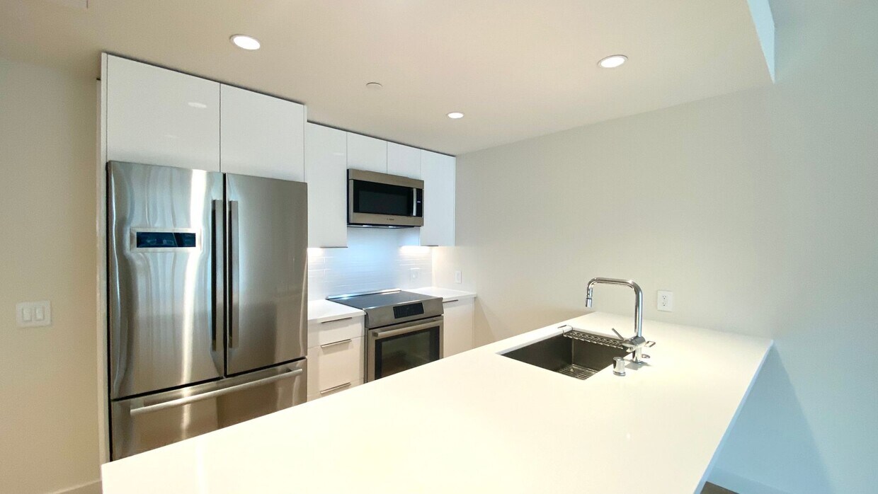 Foto principal - Available NOW - AE'O 1 BED 1 BATH w/ 1 COV...