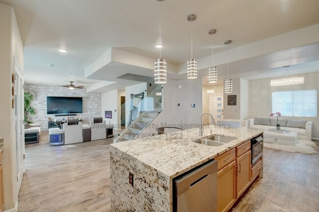 Foto del edificio - Gorgeous 4 Bedroom House in East Fountain Valley