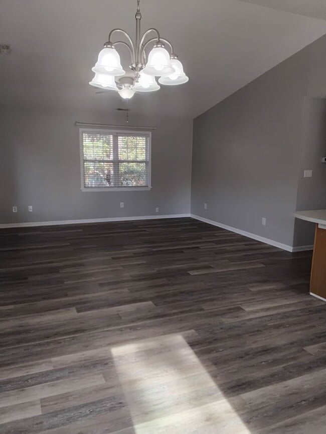 Building Photo - 422 Holly St