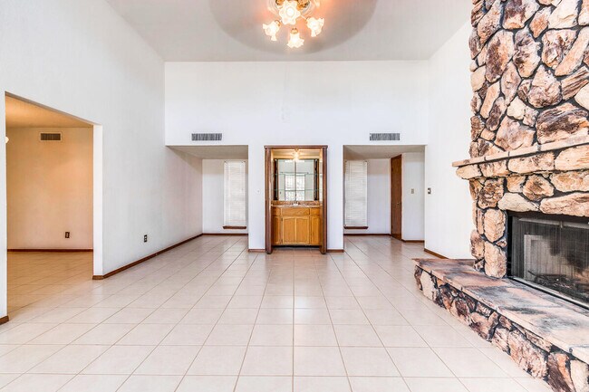 Building Photo - 845 Agua Caliente Dr