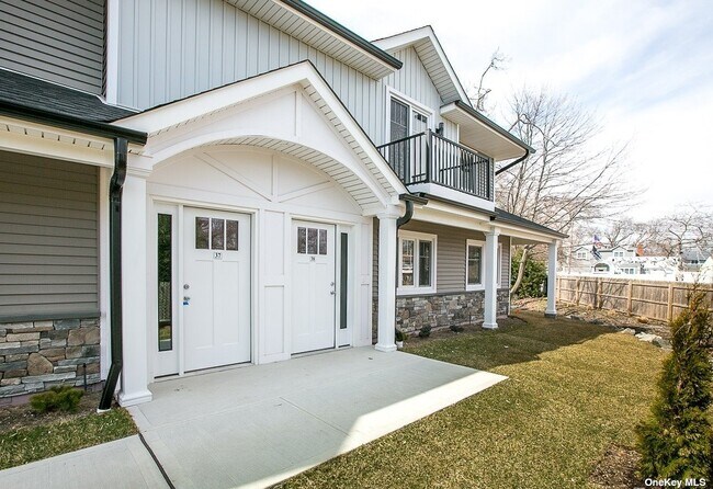 Building Photo - 170 W Montauk Hwy
